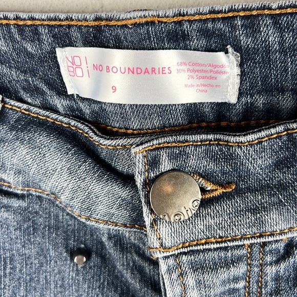 NO BOUNDARIES |🪨 Blue Faded Studded Low-Rise Cutoff Raw Hem Cutoff Jean Shorts - Picture 3 of 8